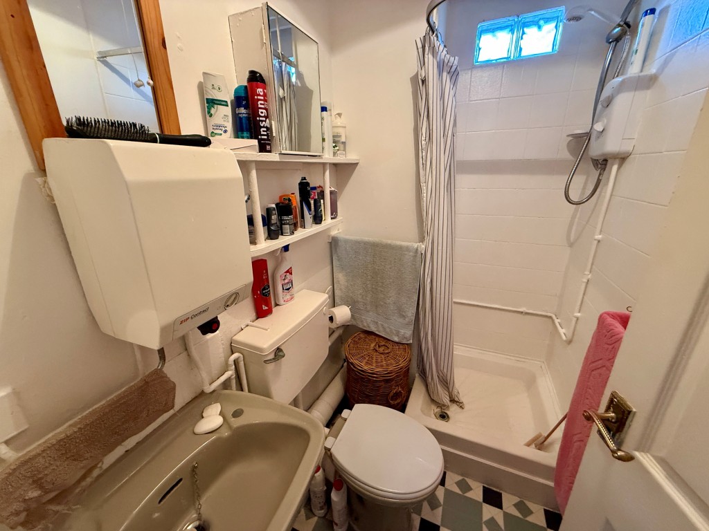 Lot: 148 - FREEHOLD BLOCK OF SIX FLATS FOR INVESTMENT - Shower room with W.C.